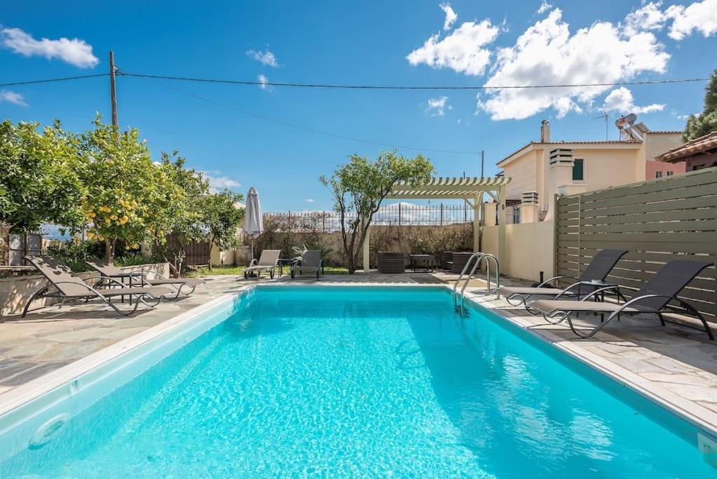 Apartment με πισίνα στην αρτέμιδα