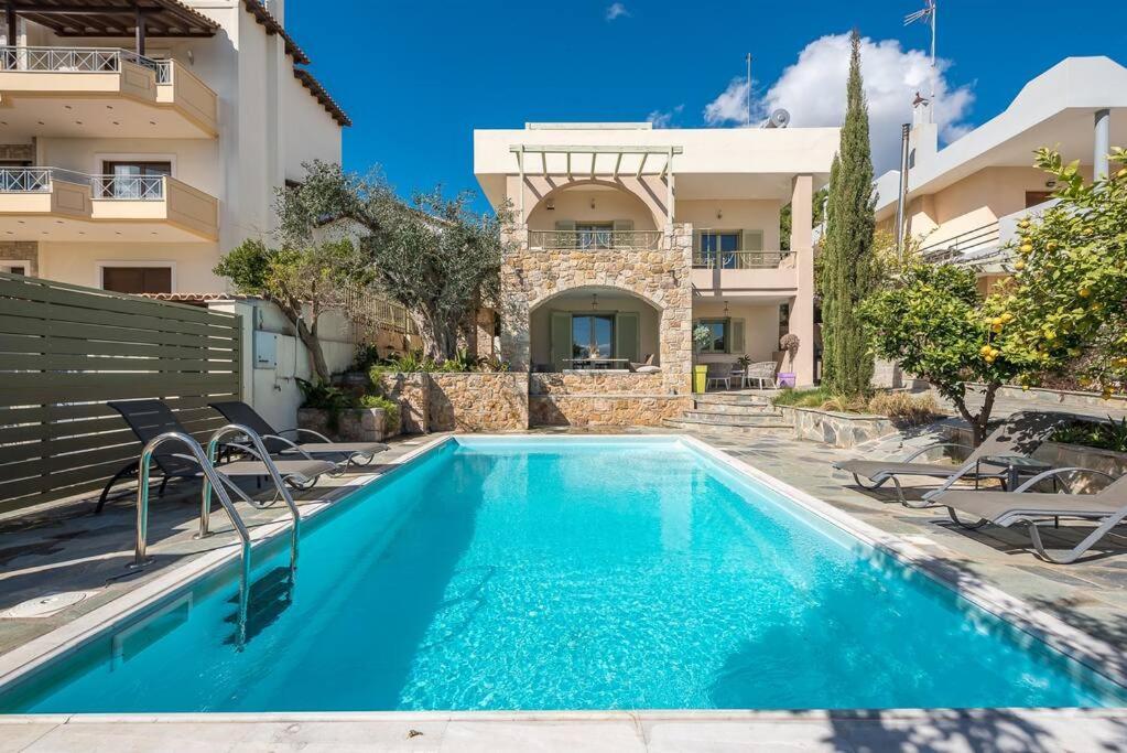Apartment με πισίνα στην αρτέμιδα