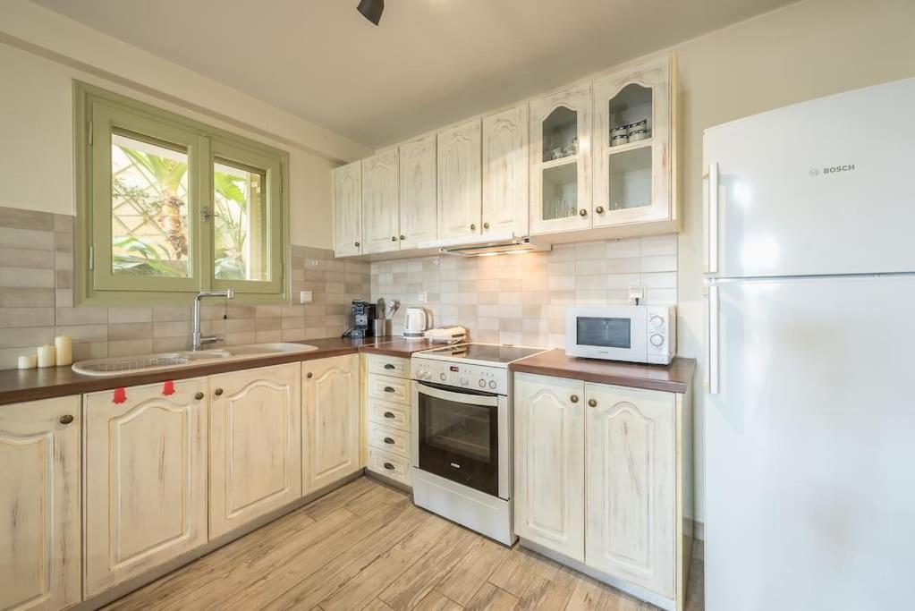 με πισίνα στην αρτέμιδα Apartment Vravrona
