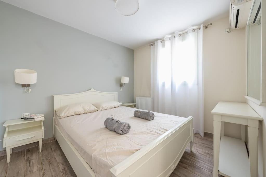 Apartment με πισίνα στην αρτέμιδα