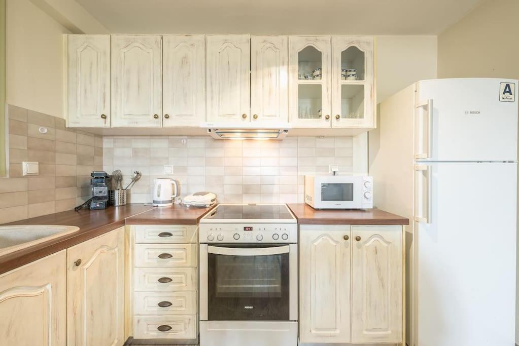 με πισίνα στην αρτέμιδα Apartment *