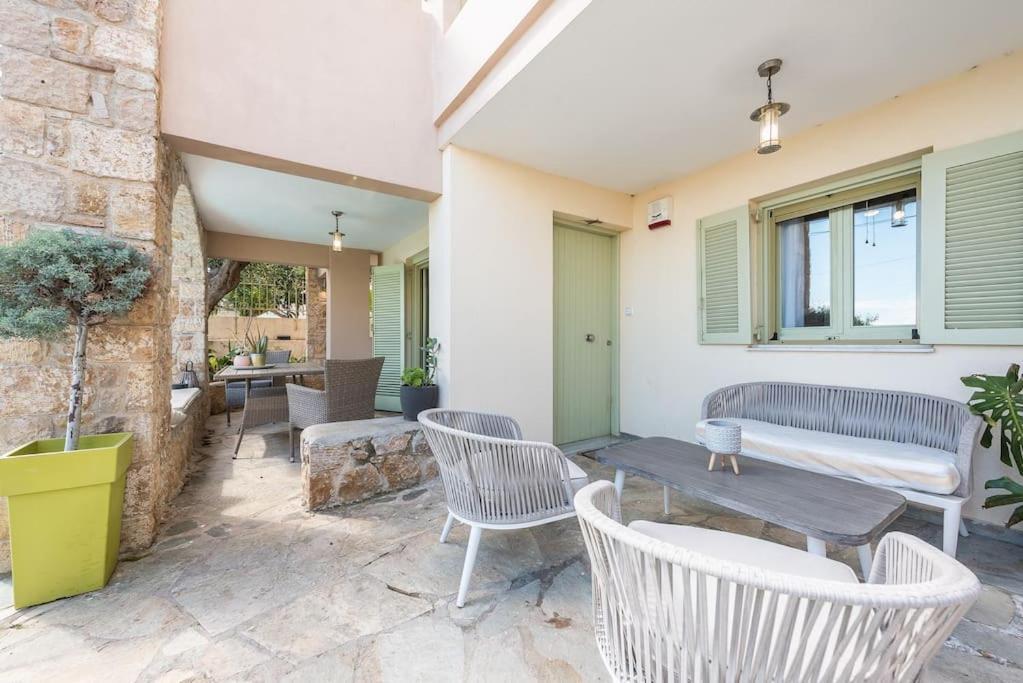 με πισίνα στην αρτέμιδα Apartment Vravrona